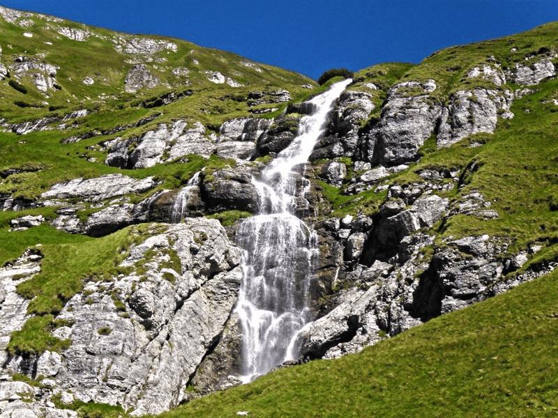 Cascada de lângă Vârful Omu. Imagini splendide de la Obârșia Ialomiței, căderea de apă din Bucegii Dâmboviței VIDEO