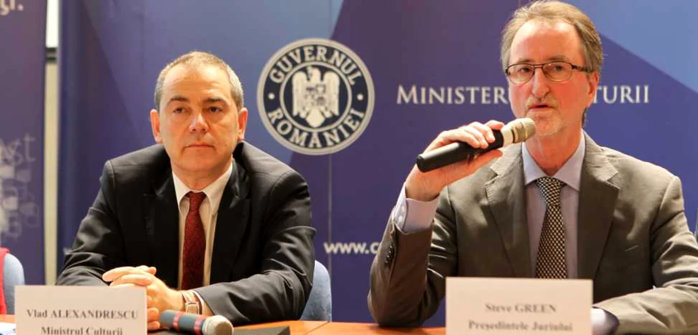 Vlad Alexandrescu, Ministrul Culturii, şi Steve Green, preşedintele juriului de experţi, la conferinţa de pe 11 decembrie.   Foto: Eduard Enea