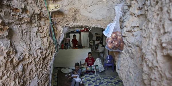 Palestinieni trăiesc în peșteri pentru a rămâne pe pământurile lor la sud de Hebron în Cisiordania FOTO AFP 000 32J7723