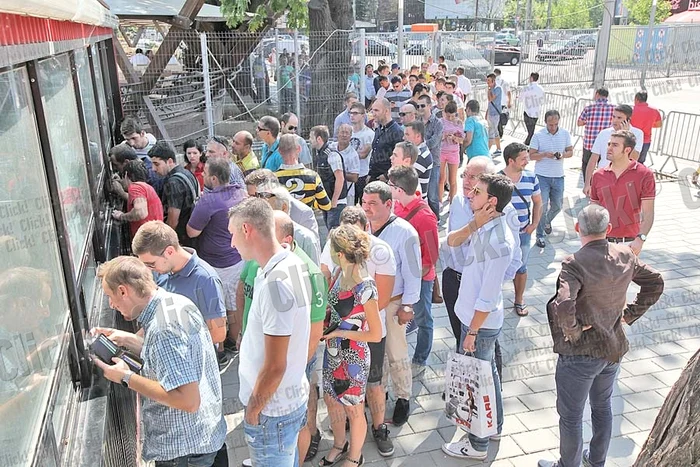 Chiricheş, Pintilii şi ceilalţi  fotbalişti ai naţionalei au rugat  suporterii să vină la stadion (Fotografii: Sever Gheorghe/Mediafax)
