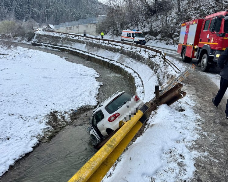 O mașină în care se aflau și doi copii a derapat și a căzut într-un pârâu în județul Neamț