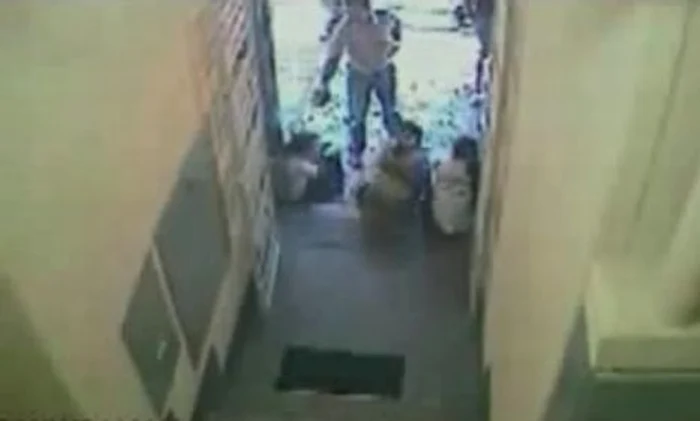 
    Oribila crimă a fost surprinsă de camerele de supraveghere de la un magazin  