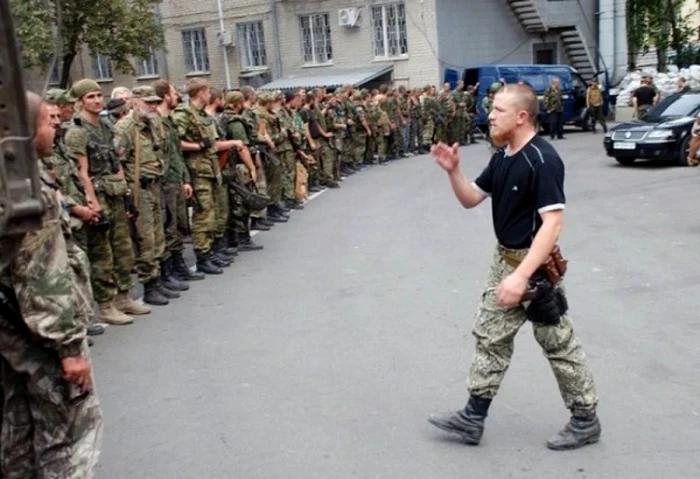 Arsen Pavlov, alias „Motorola“, în centrul unor membri ai unităţii sale paramilitare FOTO @facebook.com/Vyacheslav.Abroskin
