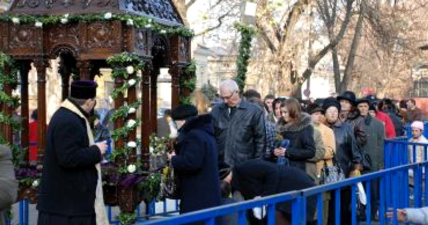 Credincioşii au venit de dimineaţă să se închine la moaştele Sf. Nicolae, foto Ciprian Dragomir