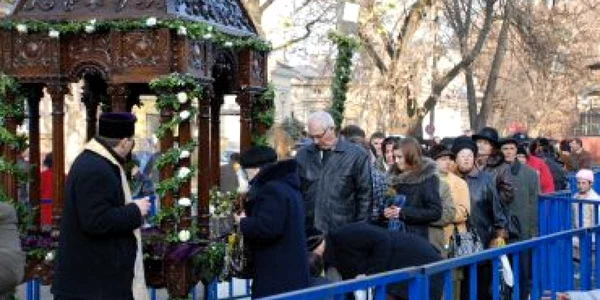 Credincioşii au venit de dimineaţă să se închine la moaştele Sf. Nicolae, foto Ciprian Dragomir