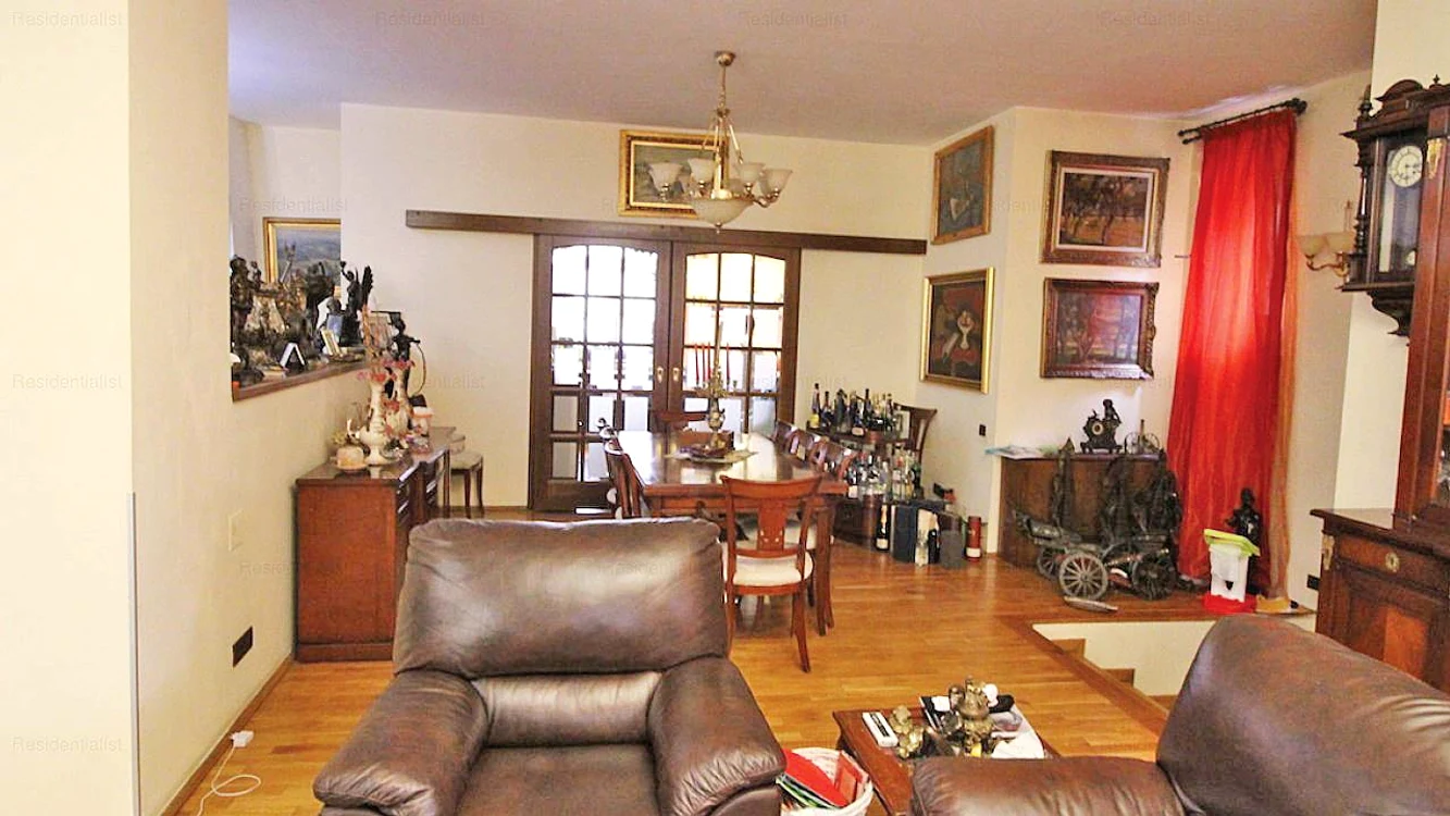 Casa este ticsită cu obiecte