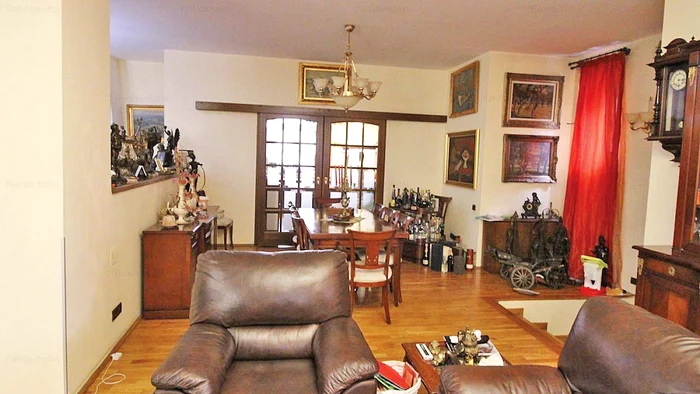 Casa este ticsită cu obiecte