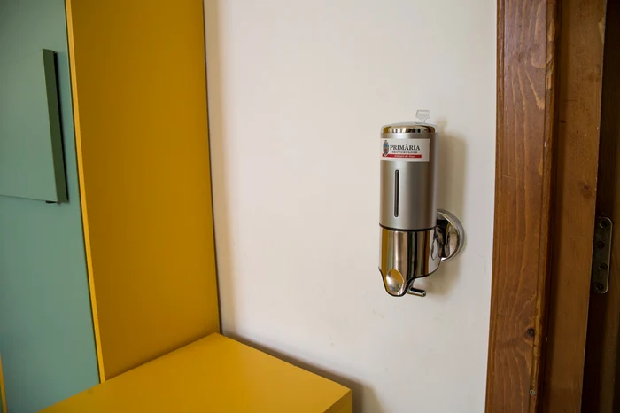 În sălile de clase au fost montate dispensere cu dezinfectat pentru mâini