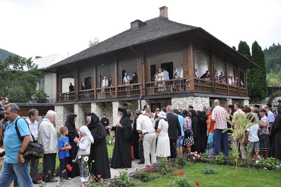 Obiective turistice din Neamţ unice în ţară. Ce puteți vedea la Muzeul Vivant de la Agapia şi la Muzeul Cucuteni FOTO