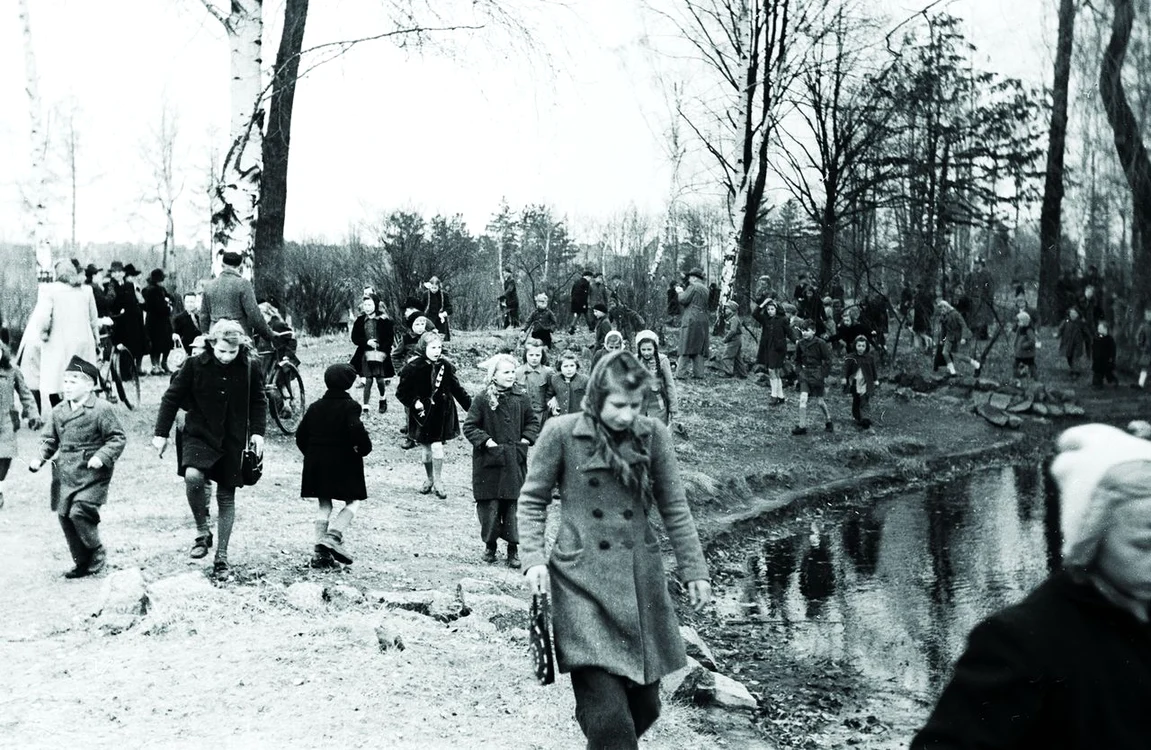 Berlin, 1947. Copiii caută ouă de Paște în parcul de lângă gara Lankwitz