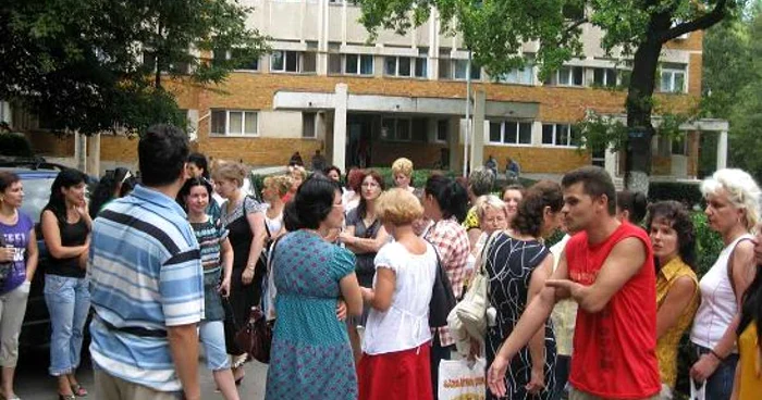 În ciuda protestelor vehemente, mulţi salariaţi ai spitalului au deja dosarele finalizate să plece să lucreze în străinătate