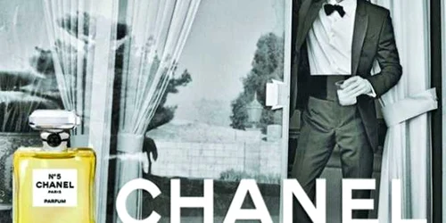 Brad Pitt este primul bărbat care promovează parfumul Chanel no. 5 din istoria parfumului franţuzesc
