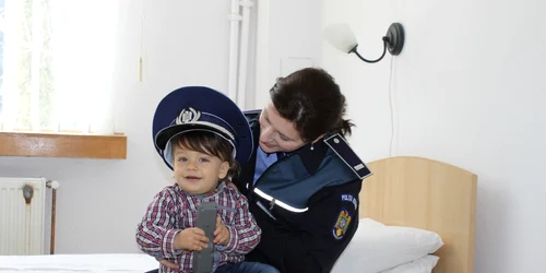 Cu copilul în braţe la Şcoala de Poliţie