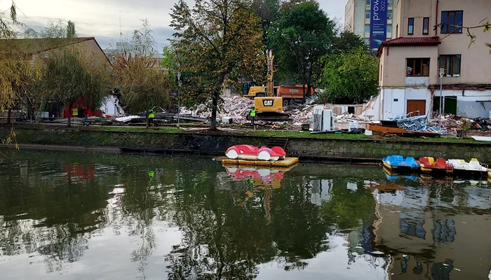 Demolare pe malul Begăi FOTO Siky Marco