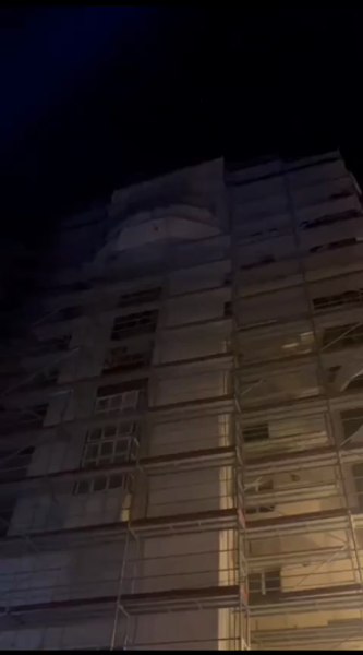 Sinucigașă salvată de la moarte de doi polițiști, la Târgu Jiu. Femeia voia să se arunce de pe o schelă VIDEO 