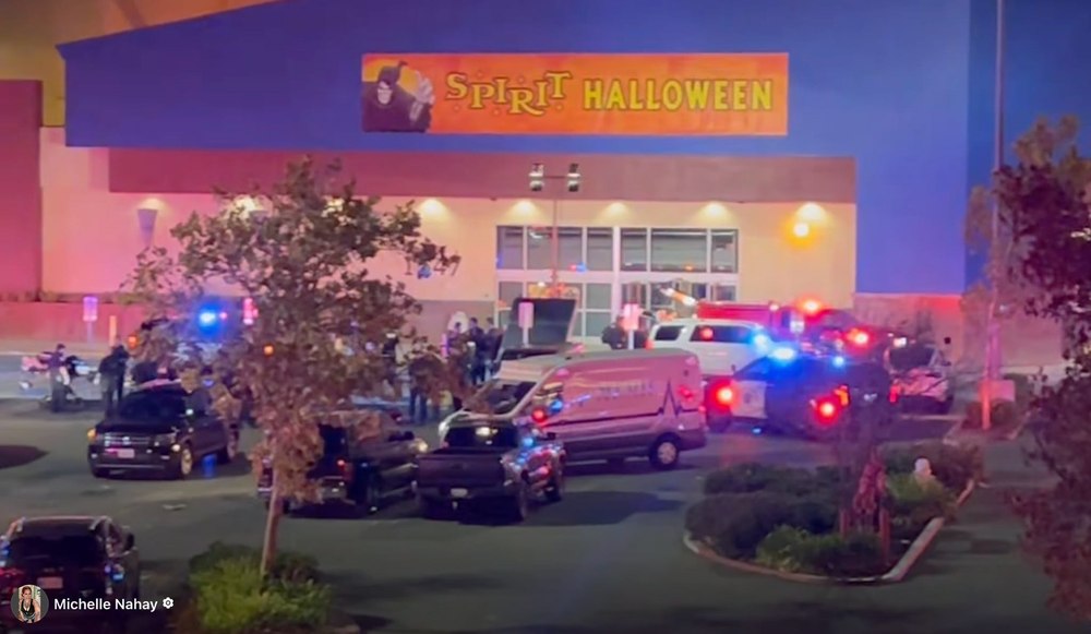 Atac armat într-un magazin care vinde produse de Halloween din California, soldat cu un mort și șase răniți. Ce au povestit martorii îngroziţi