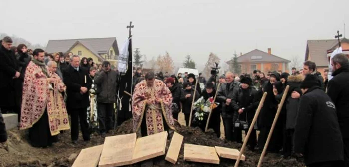 Sute de elevi şi-au luat rămas bun de la Tudor Rusu