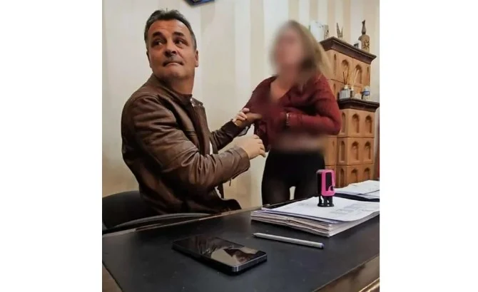 Scandal cu tentă sexuală la o primărie din Bistrița-Năsăud. Primar PSD, în ipostaze indecente alături de o angajată: „Poze trucate”