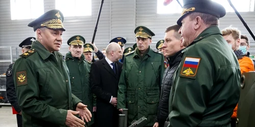 Serghei Soigu in vizita la fabrica 766 care produce tancuri roboti FOTO Twitter @RALee85