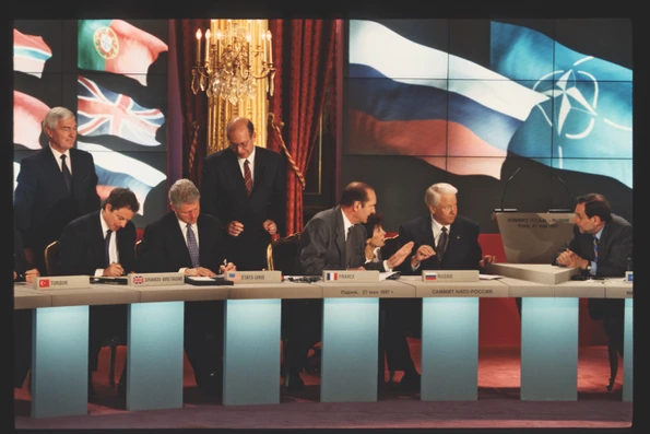 Tony Blair, președintele SUA, Bill Clinton, președintele Franței, Jacques Chirac, și președintele Federației Ruse, Boris Elțîn (copyright Getty Images)