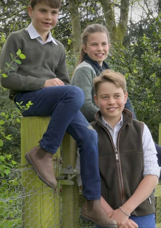 Prințul George, Prințesa Charlotte și Prințul Louis foto Instagram (2) jpg