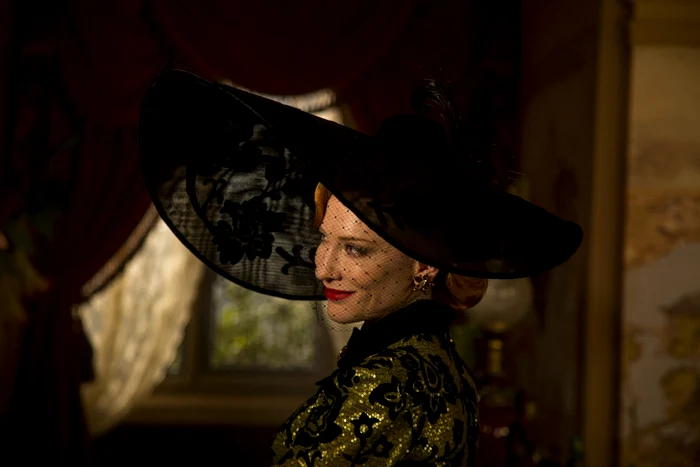 Cate Blanchett o joacă pe Lady Tremaine în basmul cinematografic „Cenuşăreasa“ FOTO Walt Disney