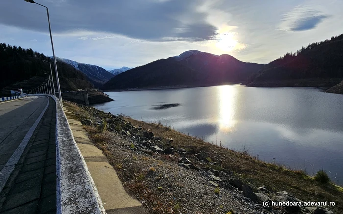 Lacul Gura Apelor și barajul său. Foto: Daniel Guță. ADEVĂRUL