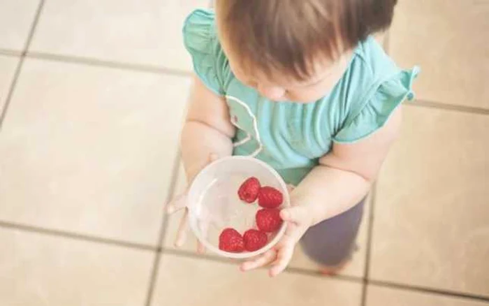 O alimentaţie echilibrată contribuie la buna dezvoltare a celor mici.