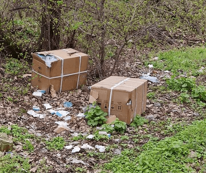 Mii de teste Covid-19 expirate, aruncate pe șoseaua de centură a Buzăului. Sursa deșeurilor periculoase, căutată de poliție