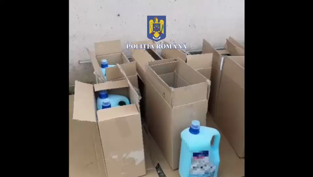 Detergent contrafăcut, vândut online. Afacerea ilegală a unor soți, stricată de Poliție VIDEO