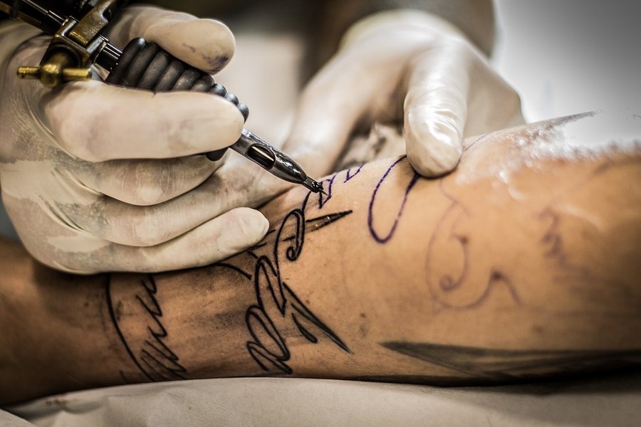 Norme noi în salonele de tatuaje și piercing: tatuajele interzise minorilor. Ce s-a schimbat