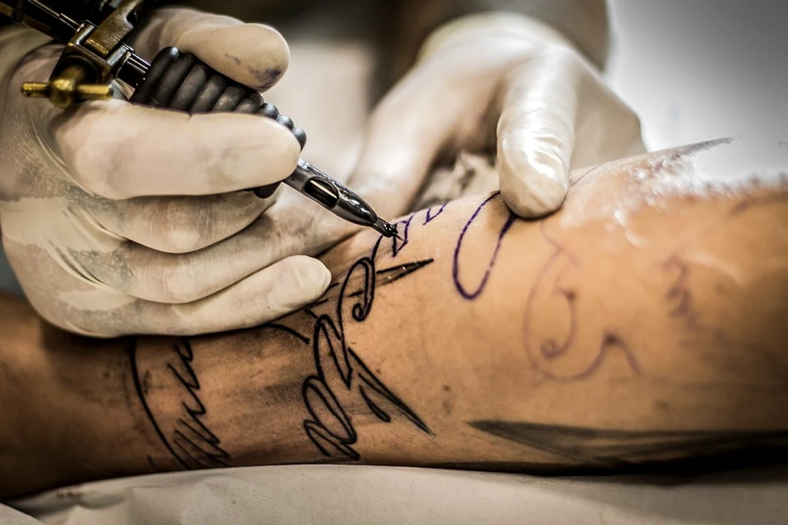 Sandry Riffard și-a făcut o carieră de succes din realizarea tatuajelor macabre