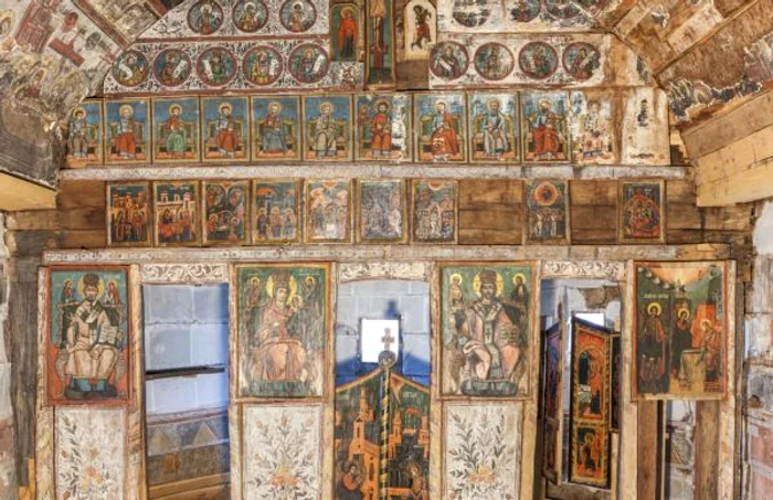 Fresca din Biserica de lemn de la Urşi - Vâlcea în timpul lucrărilor de consolidare Foto Fundaţia Pro Patrimonio