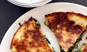Quesadilla greceasca, cu spanac si ceapa verde jpeg