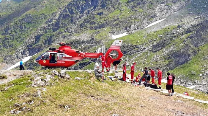 
    Salvamontiștii au chemat și un elicopter la Bâlea Lac pentru a salva turista care a făcut stop cardiac dar din păcate nu s-a mai putut face nimicFoto: facebook Salvamont Argeș  