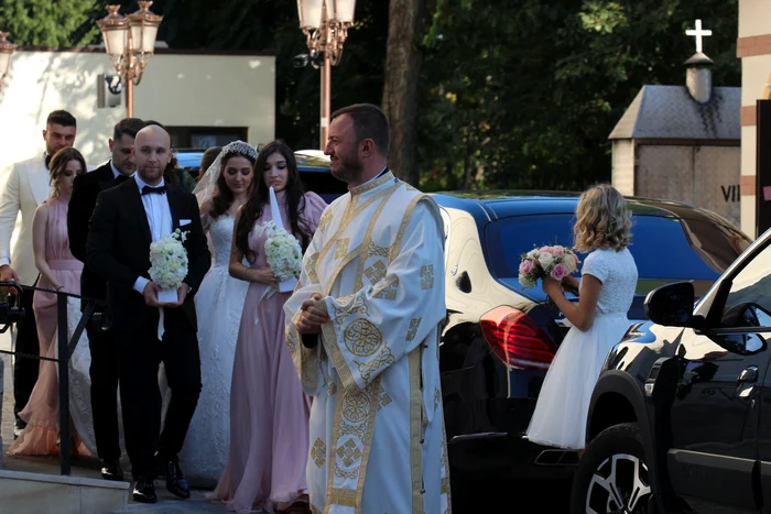 Mireasa a avut-o pe sora ei domnișoară de onoare 