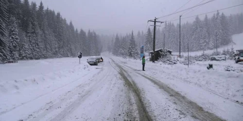 Majoritatea drumurilor judeţene sunt acoperite cu polei