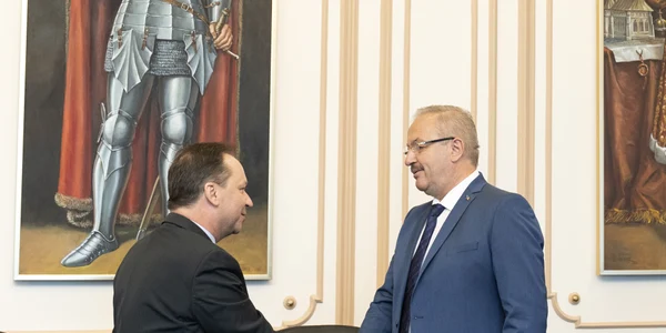Ministrul apărării naționale, Vasile Dîncu și ambasadorul Ihor Prokopchuk jpg
