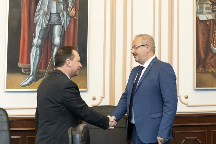 Ministrul apărării naționale, Vasile Dîncu și ambasadorul Ihor Prokopchuk FOTO MApN