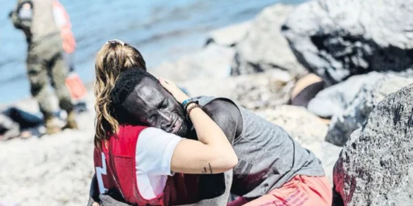 Gestul de umanitate al unei voluntare spaniole a provocat insulte din partea sustinătorilor partidului extremist Vox FOTO captură Twitter