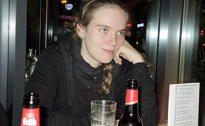 
    Adrian Păunescu o lua  pe Ana Maria cu el  peste tot. La cenaclu  fata a mers de la 4 ani  