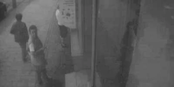 Femeia din imagine este căutată acum de poliţişti