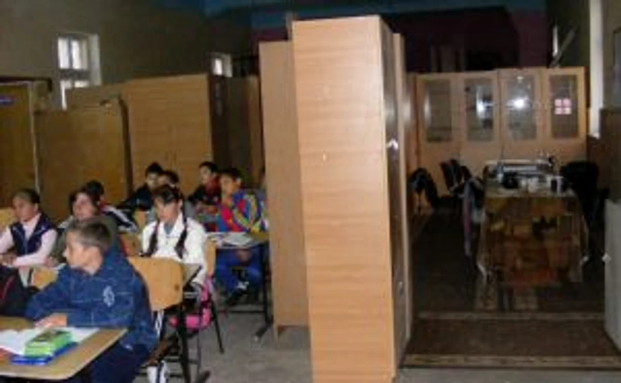 "Sala de clasă" este despărţită de cancelarie (dreapta) prin câteva dulapuri