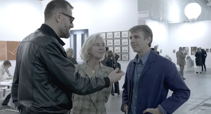 Alessandro Possati (dreapta) la o expoziție de artă. FOTO: captură video YouTube