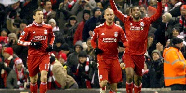 Ryan Babel (dreapta) se bucură după un gol marcat pentru Liverpool