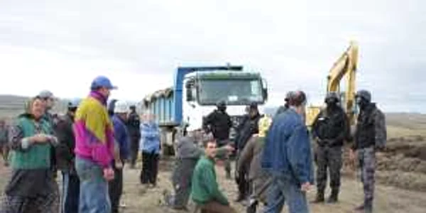 Sătenii din Şcheia s-au pus în genunchi în faţa utilajelor şi a mascaţilor pentru a-şi apăra ogoarele