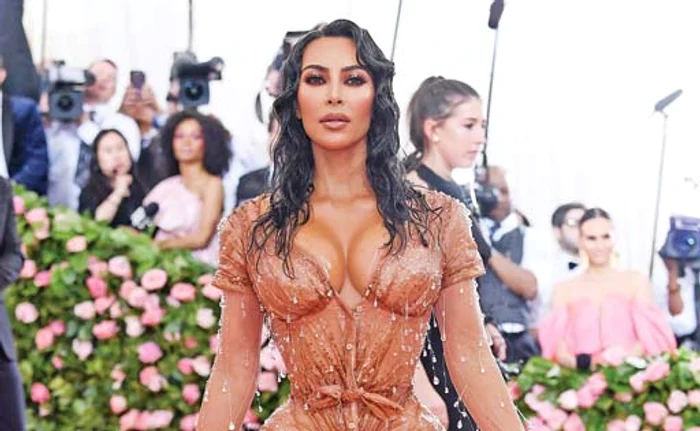 
    Şi-a schimbat  complet înfăţişarea  cu ajutorul bisturiului  