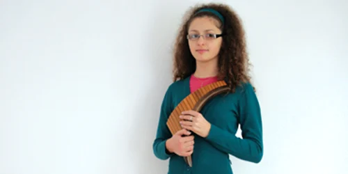 Neamţ: Mădălina Luca vrea să interpreteze muzică jazz la nai (PORTRET)