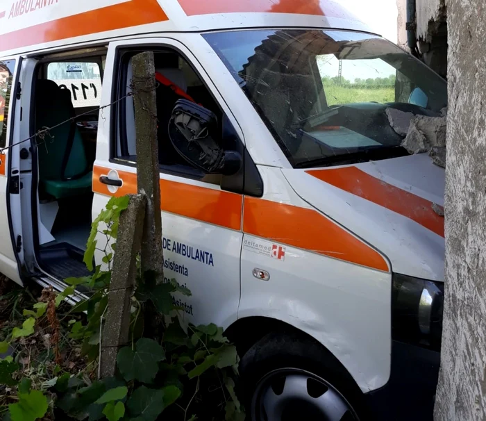 Ambulanţă implicată în accident - arhivă foto