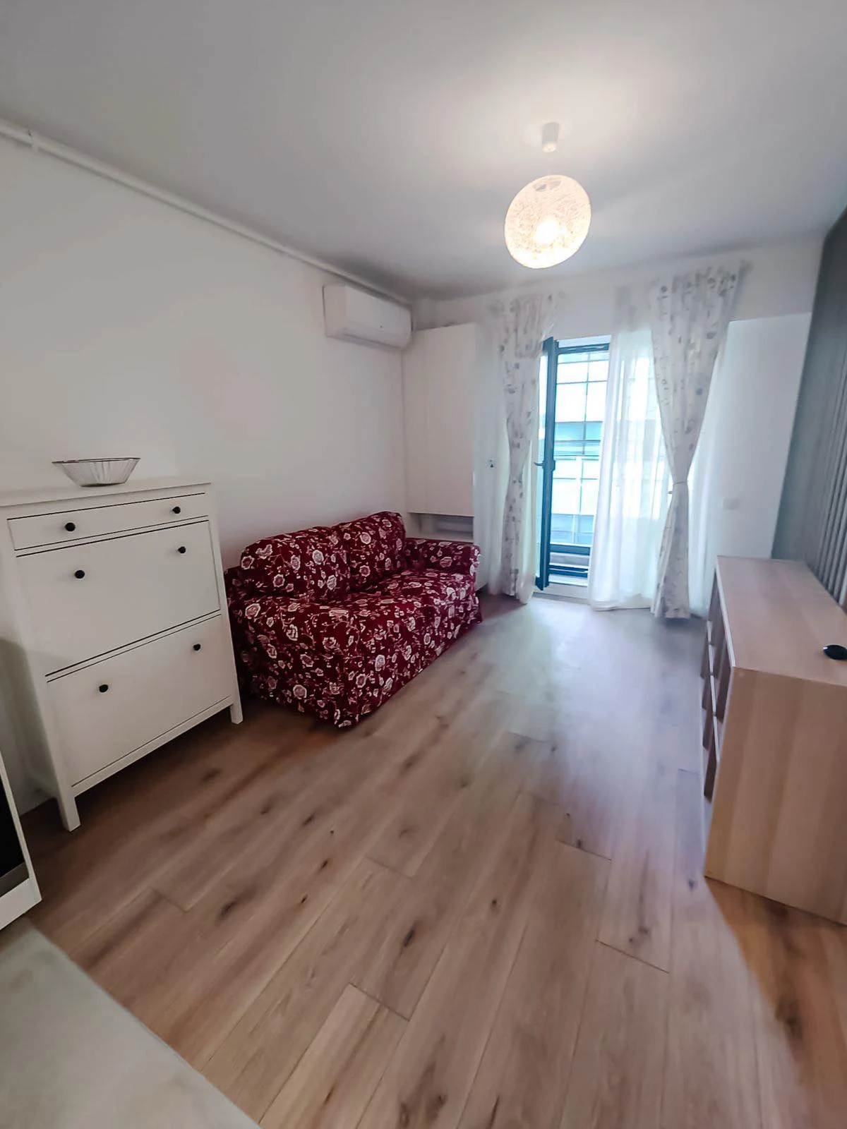 Primele familii din blocul afectat de explozia din Rahova s-au mutat în apartamente mobilate și utilate. Primarul interimar anunță că vor sta acolo pe termen lung